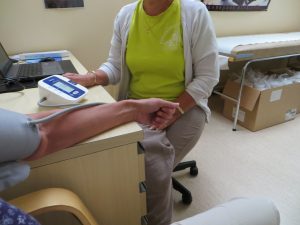 Bilden visar ett besök hos sjukskötaren på Pixnekliniken. Blodtrycksmätning.